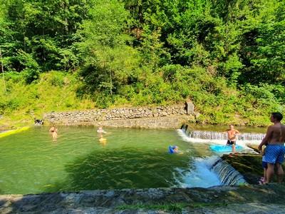Goście odpoczywający nad czystą rzeką Leśnicą w Brennej