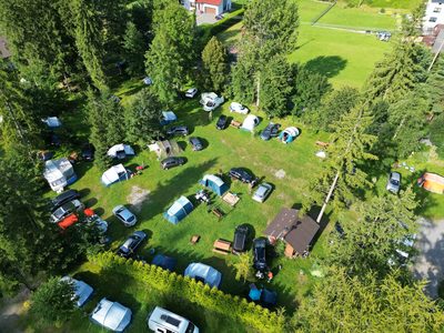 Panorama z drona przedstawiająca miejsca dla namiotów, przyczep i kamperów na obiekcie Orłowa