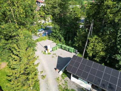 Widok z góry na wjazd, drogę dojazdową i budynki obiektu Orłowa w Brennej-Leśnicy