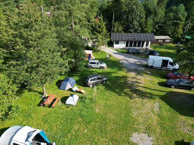 Widok z drona na namioty, samochody, teren rekreacyjny i budynki zaplecza obiektu